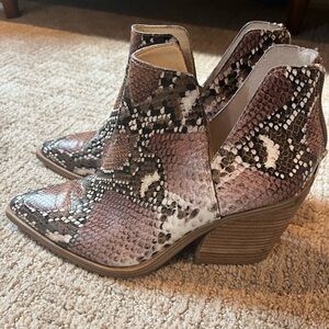 Vince camuto, women’s booties, size 8.5